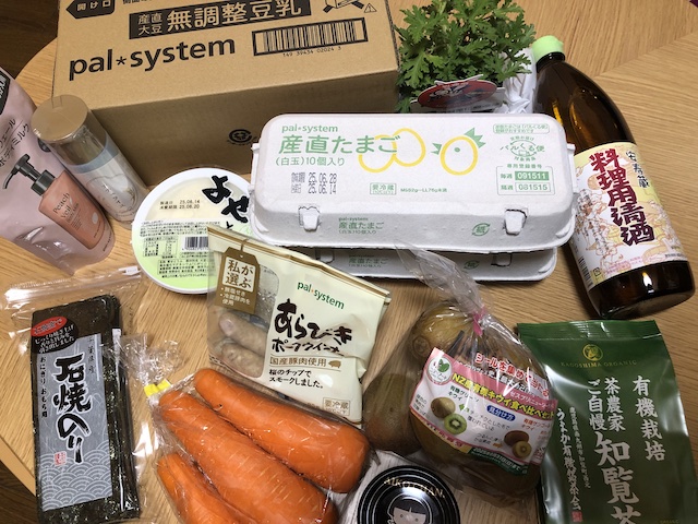 2025年6月16日のパルシステム配達品。苗木から缶詰まで13品